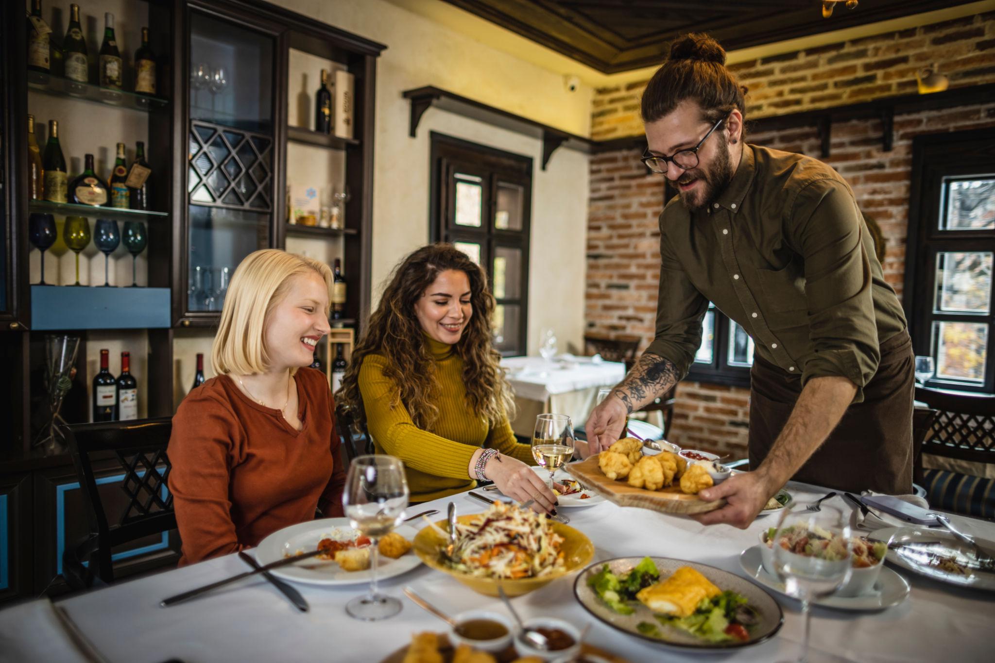Mitarbeitende in der Gastronomie mit Lebensmittelkontakt