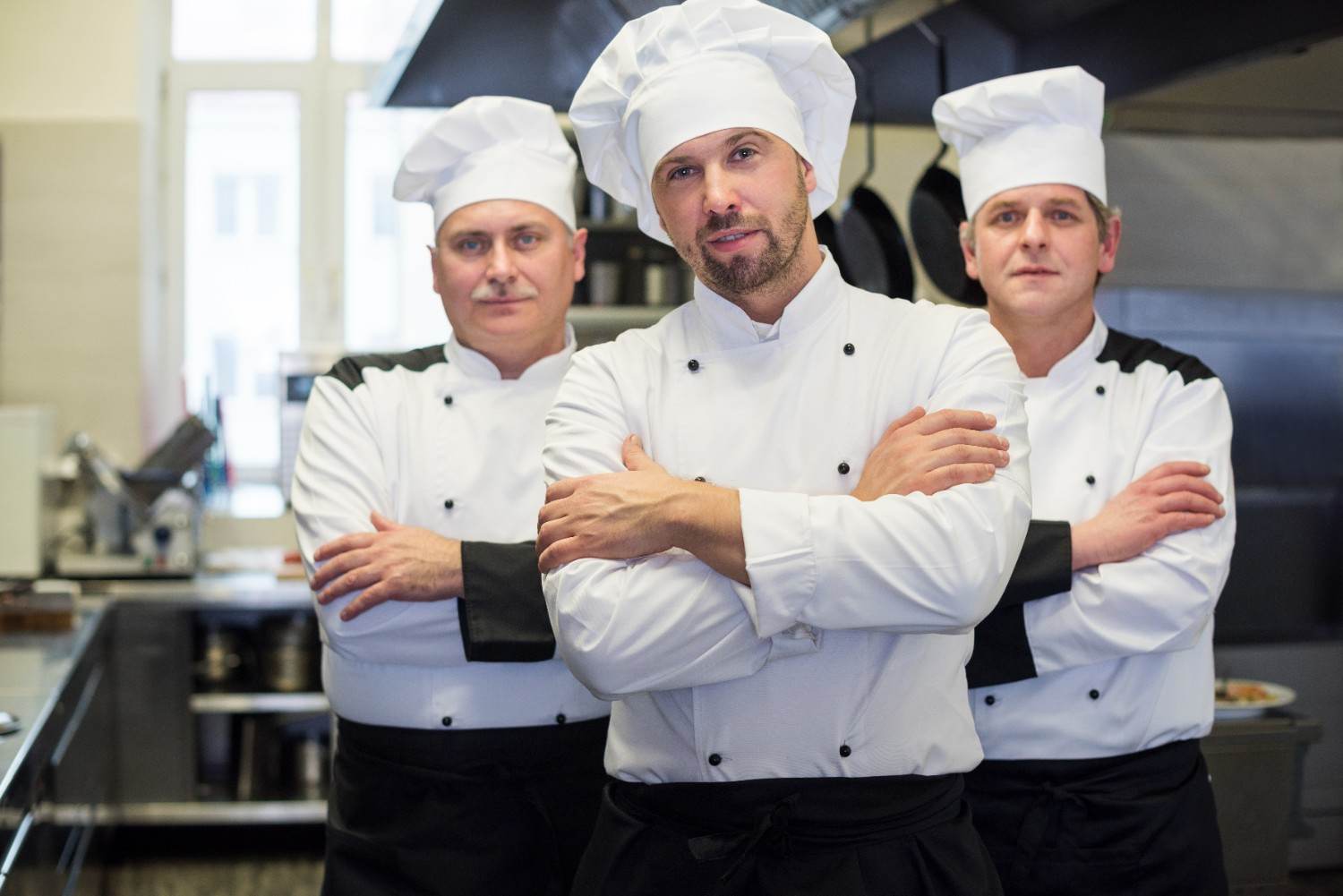 Küchen-, Bäckerei-, Metzgerei- und Catering-Mitarbeiter bei der Arbeit