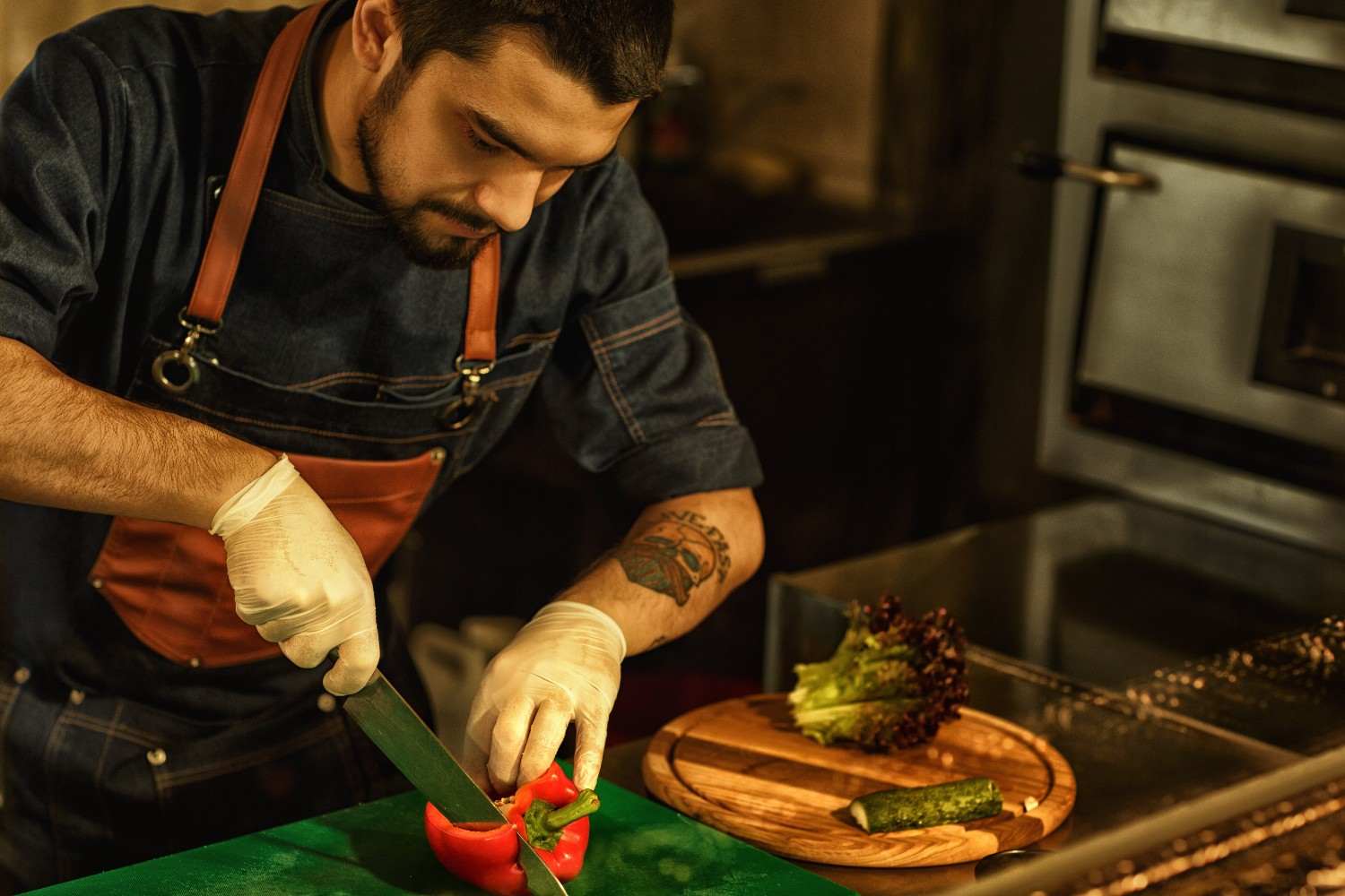 Mitarbeiter in einer Restaurantküche bei der Zubereitung von Lebensmitteln