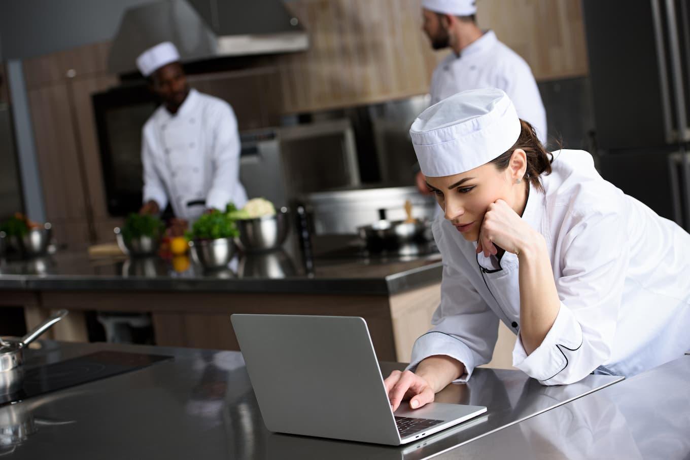 Online Lebensmittelhygiene-Schulung am Laptop Online Lebensmittelhygiene-Schulung am Laptop